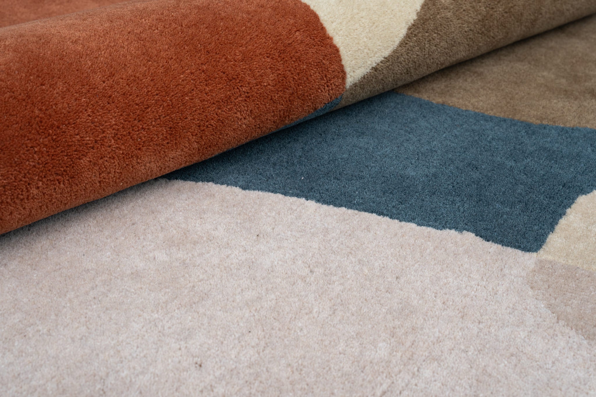 Terra Form Hand-Tufted Wool Rug – Abstract Modern Design