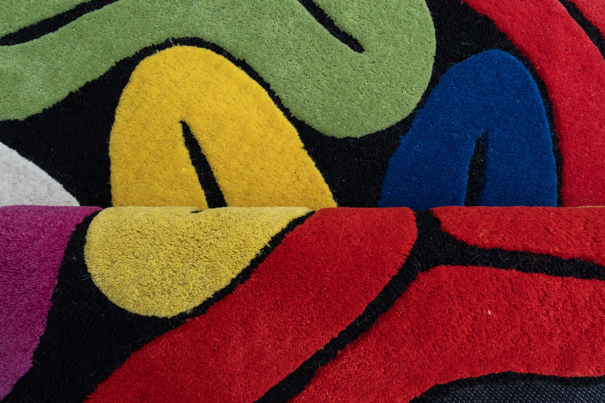 Chromatic Flow Hand-Tufted Wool Rug – Abstract Pop Art Design